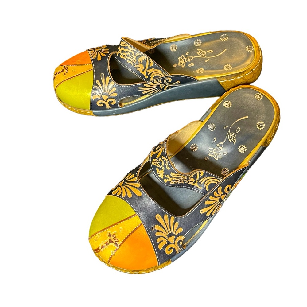 UNIQUE CLOG SANDALS